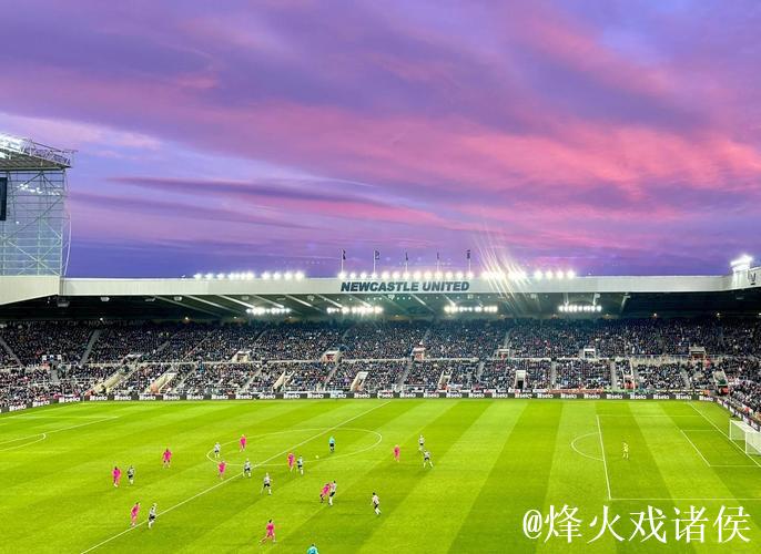 纽卡斯尔联队球迷抵达光明球场的现场画面